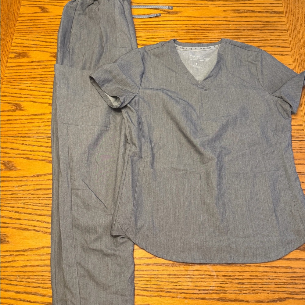 Small Fabletics scrub set grey
